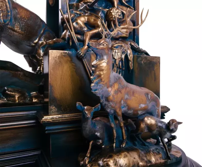 The watch made of beech "Hunting" is golden-blue