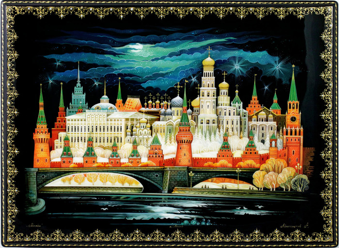 The box "Moscow in the night" is a lackey