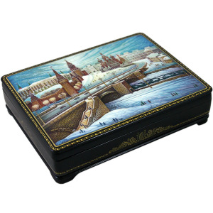 The box "Old Moscow" is a Lackey