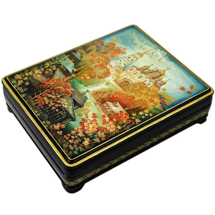 The box "Autumn in Vladimir" is a Lackey