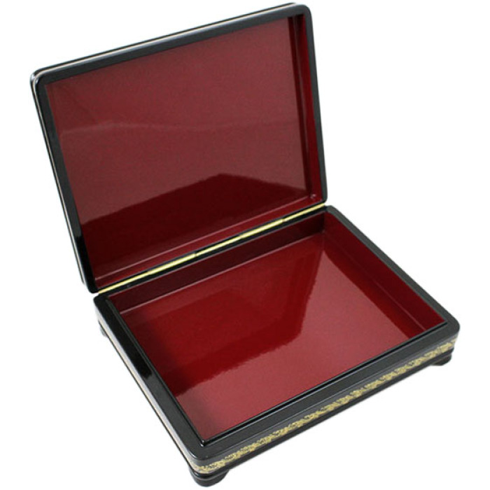 The box "Autumn in Vladimir" is a Lackey