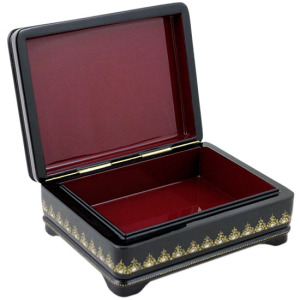 The box "Golden cockerel" Sinkov, Lackey