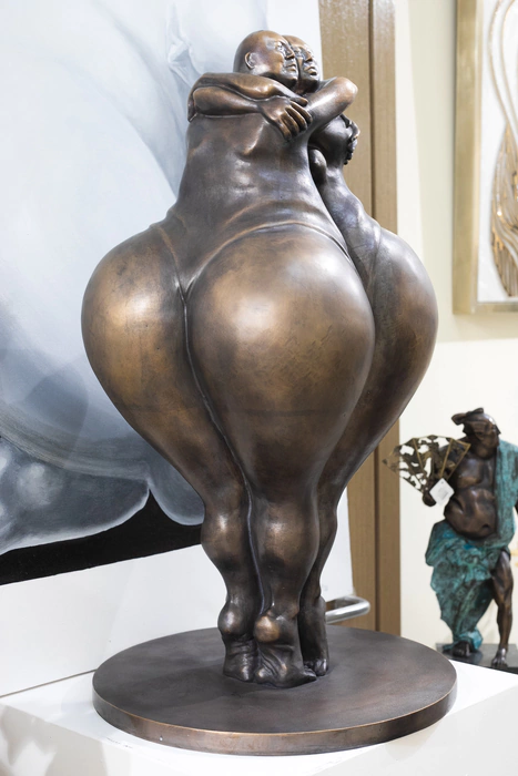 The author's bronze sculpture "Big Love"