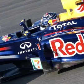 Шлем с автографом гонщика Себастьяна Феттеля, белый мрамор