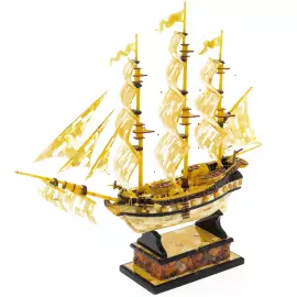 Корабль из янтаря "Полтава"