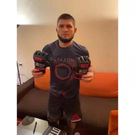 Перчатка с автографом, именным обращением и пожеланием Хабиба Нурмагомедова