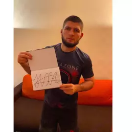 Перчатка с автографом, именным обращением и пожеланием Хабиба Нурмагомедова