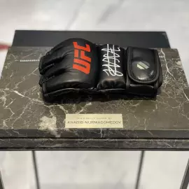 Перчатка с автографом Хабиба Нурмагомедова, мрамор черный
