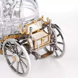 Бонбоньерка из серебра и хрусталя "Коляска"