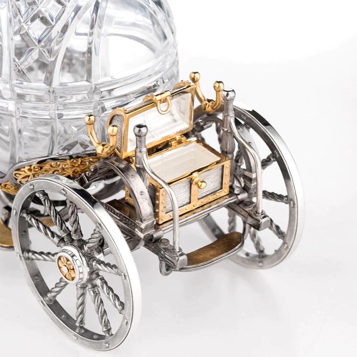 Bonbonniere made of silver and crystal "Stroller"