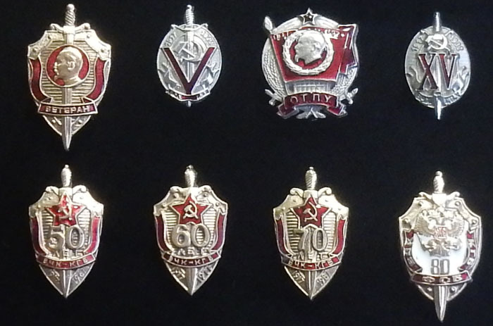 Ключни­ца "С револьвером Наган и знаками Ф­СБ"