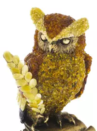 Скульптура из янтаря "Сова с пером"