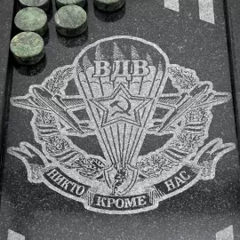 Нарды из змеевика и гранита с гравировкой "ВДВ"