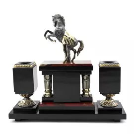 Настольный набор из яшмы "Конь на дыбах"