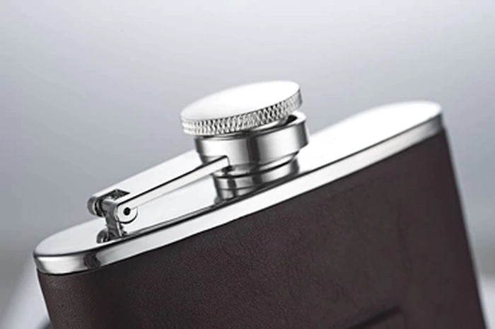 A flask in Federation leather with a silver lining