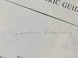 Книга и фотография с автографами 35-го президента США Джона Кеннеди и первой леди Жаклин Кеннеди, 1962 г.
