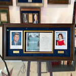 Книга и фотография с автографами 35-го президента США Джона Кеннеди и первой леди Жаклин Кеннеди, 1962 г.