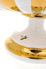 Ваза с ручками, белая с рисунком ландыш Ваза с ручками, белая с рисунком ландыш