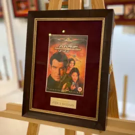 DVD-диск "Завтра не умрет никогда" с автографом. Пирс Броснан