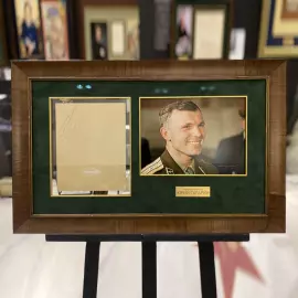 Фото с рукописным пожеланием и автографом Юрия Гагарина