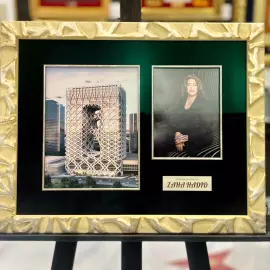 Фото с автографом архитектора и дизайнера Заха Хадида