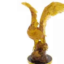 Скульптура из янтаря "Орёл"