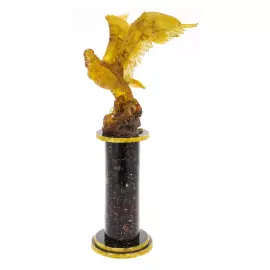 Скульптура из янтаря "Орёл"