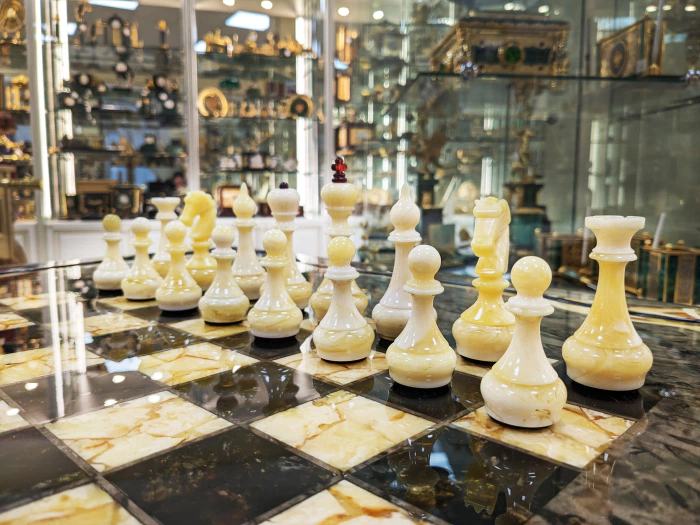 Chess table made of Karelian birch and amber "Infiniti"