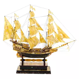 Корабль из янтаря "Линкор"