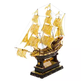 Корабль из янтаря "Линкор"