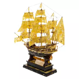 Корабль из янтаря "Линкор"