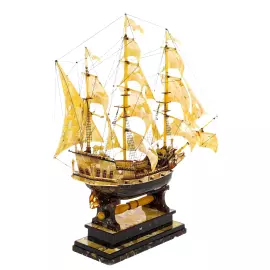 Корабль из янтаря "Линкор"