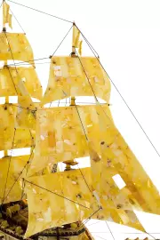 Корабль из янтаря "Линкор"