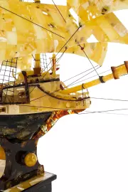 Корабль из янтаря "Линкор"