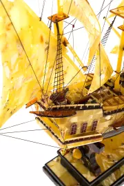 Корабль из янтаря "Линкор"