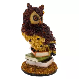 Скульптура из янтаря "Сова на книгах"