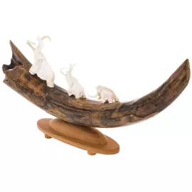 Скульптура из рога лося "Три мамонта на бивне"