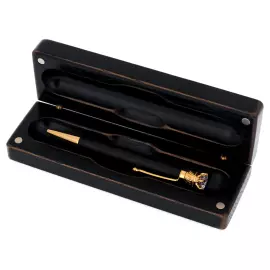 The handle is made of stained oak "Queen" in a case