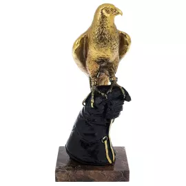 Скульптура "Cокол в руке" позолота (Falcon in hand, gilding)