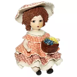 Фарфоровая статуэтка "Кукла с темными волосами и с цветами, сидящая в розовом платье"