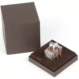 Статуэтка серебряная "Бульдог на сундуке денег"