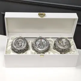 Набор из 3 серебряных ёлочных шаров "Счастливое детство" в подарочной коробке Набор из 3 серебряных ёлочных шаров "Счастливое детство" в подарочной коробке