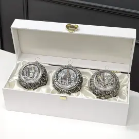 Набор из 3 серебряных ёлочных шаров "Счастливое детство" в подарочной коробке Набор из 3 серебряных ёлочных шаров "Счастливое детство" в подарочной коробке