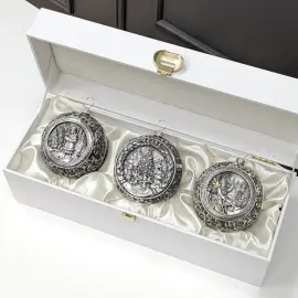 Набор из 3 серебряных ёлочных шаров "Счастливое детство" в подарочной коробке Набор из 3 серебряных ёлочных шаров "Счастливое детство" в подарочной коробке