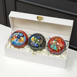 Набор деревянных ёлочных шаров "Палехские сказки" в подарочной коробке Набор деревянных ёлочных шаров "Палехские сказки" в подарочной коробке