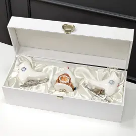 Набор фарфоровых ёлочных игрушек "Избушка с коньками" в подарочной коробке Набор фарфоровых ёлочных игрушек "Избушка с коньками" в подарочной коробке