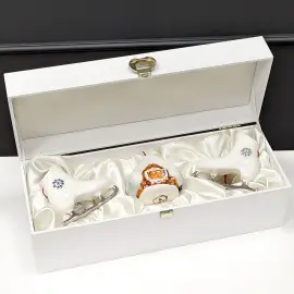 Набор фарфоровых ёлочных игрушек "Избушка с коньками" в подарочной коробке Набор фарфоровых ёлочных игрушек "Избушка с коньками" в подарочной коробке