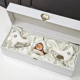 Набор фарфоровых ёлочных игрушек "Избушка с коньками" в подарочной коробке Набор фарфоровых ёлочных игрушек "Избушка с коньками" в подарочной коробке