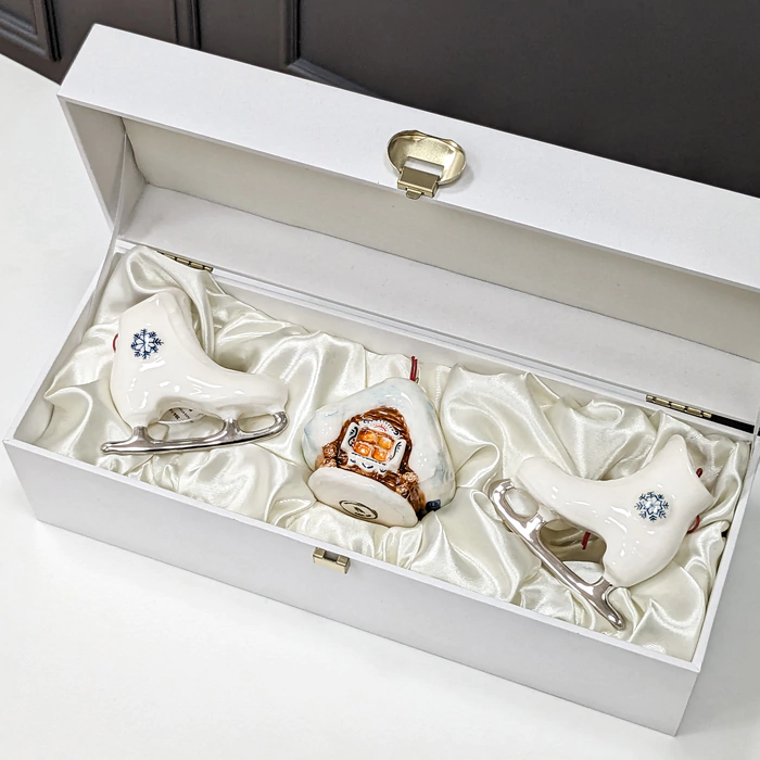 A set of porcelain Christmas tree toys "Hut with skates" in a gift box