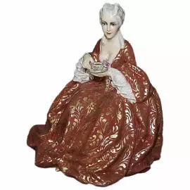 Статуэтка "Дама с чашкой"